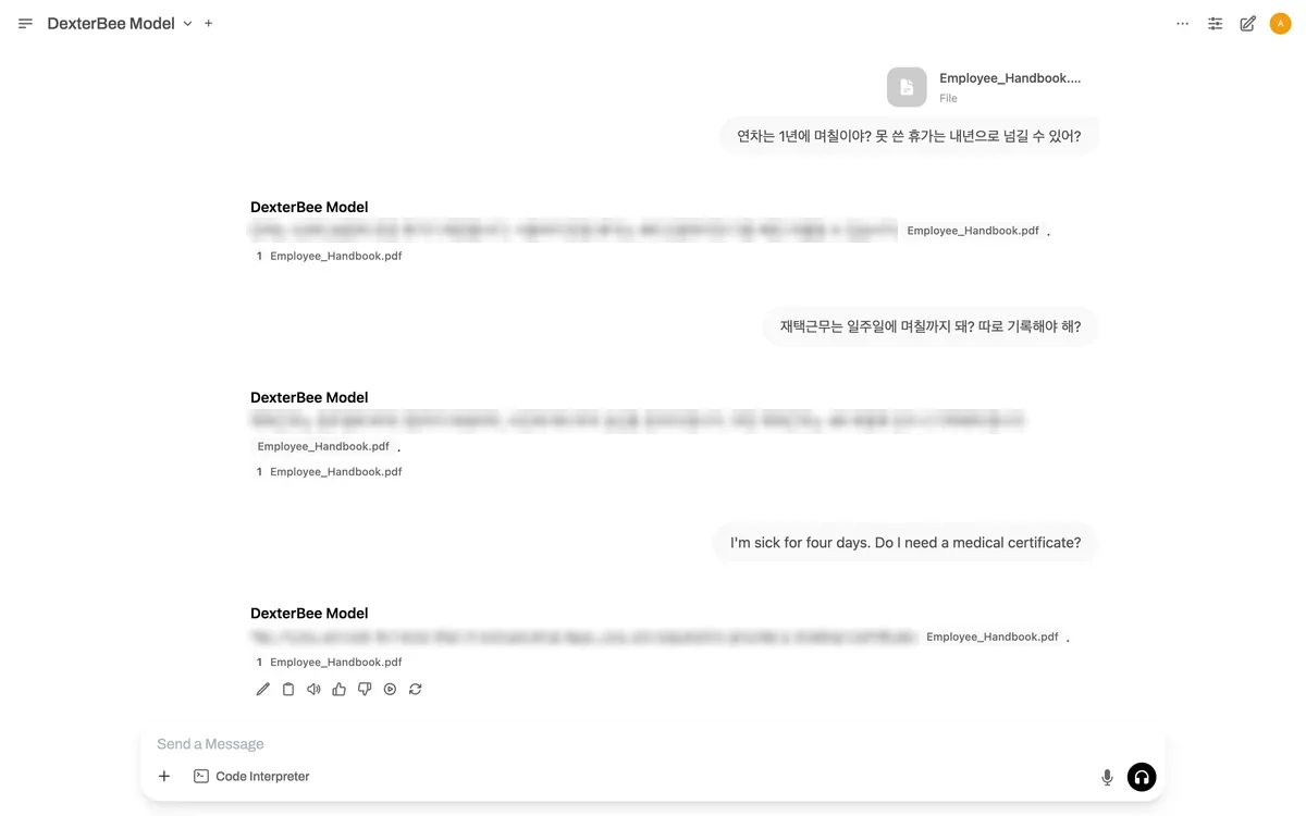 데모 화면: 한국어로 물으면 한국어로, 영어로 물으면 영어로. 답마다 근거 문서가 붙습니다